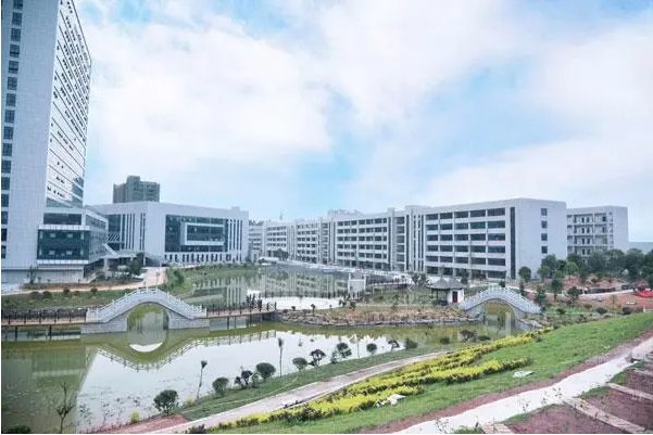 湖南外国语职业学院多大