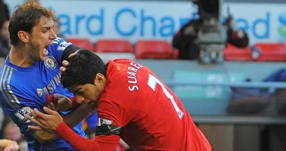 英足总对苏亚雷斯的咬人那么重视，他为什么要咬人？