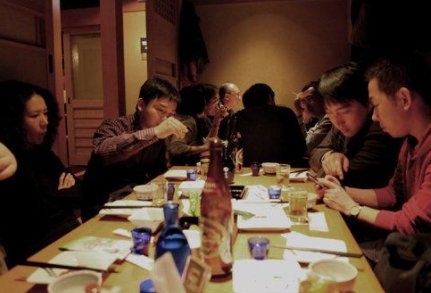 适合三个人左右晚上吃烧烤喝酒玩的小游戏有哪些？