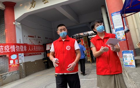 厦门的市民排队做核酸，沿途商家摆风扇降温，你有被这一幕感动到吗？