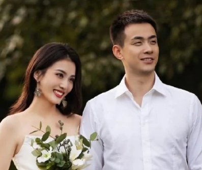 继伟妻子晒二人婚纱照，他们夫妻二人的颜值看起来有多般配？