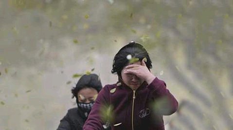 小朋友出门被大风刮跑，鞋子刮得都找不到了，新疆的风有多大？