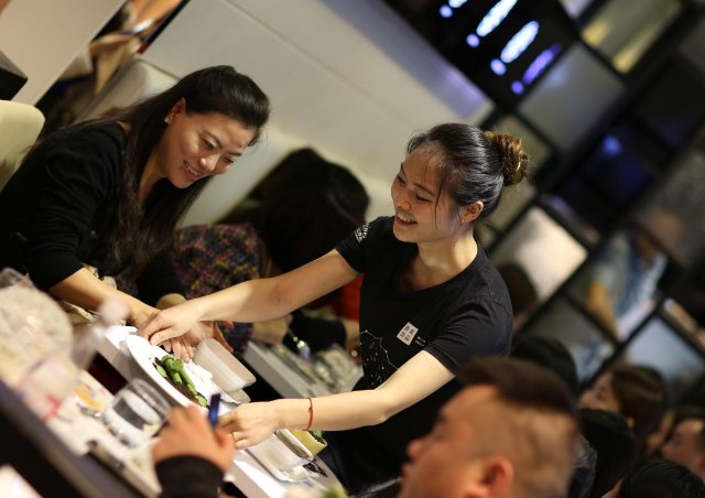 服务员多次提醒点餐避免浪费被骂，店家是如何回应的？