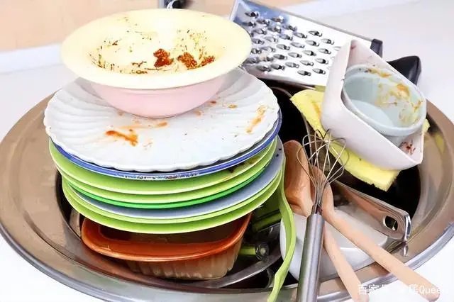 贵州女子用猪食洗碗引争议，这种行为是否存在卫生隐患？