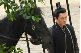冯绍峰《灼灼风流》曝路透,穿墨绿长袍骑马,他还有哪些经典的古装造型?