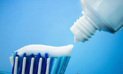 记号笔不小心在衣服上画了一笔，用什么能洗掉？