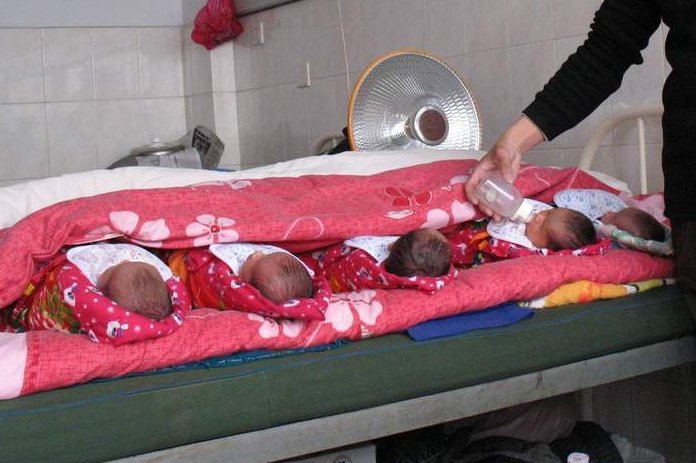 非洲妈妈一胎生下5女4男，这算不算是人类的奇迹？