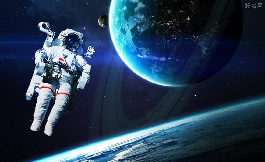 叶光富下飞机接受献花，笑着揽过妻子紧紧拥抱，他们之间有过哪些爱情故事？