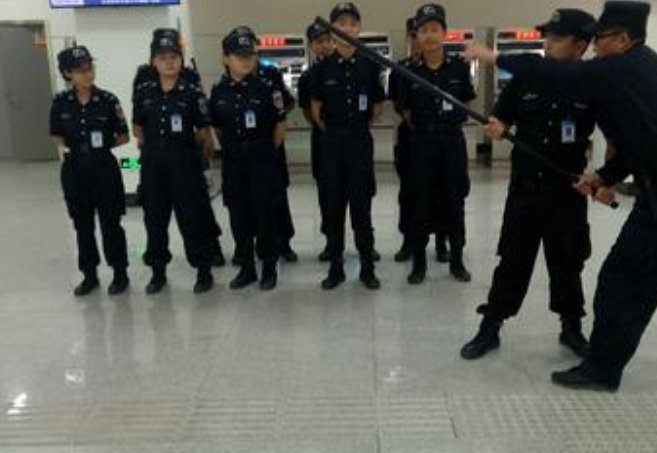 武汉地铁安检员怼问路乘客，曝光后被停职，服务业人员为何态度如此恶劣？