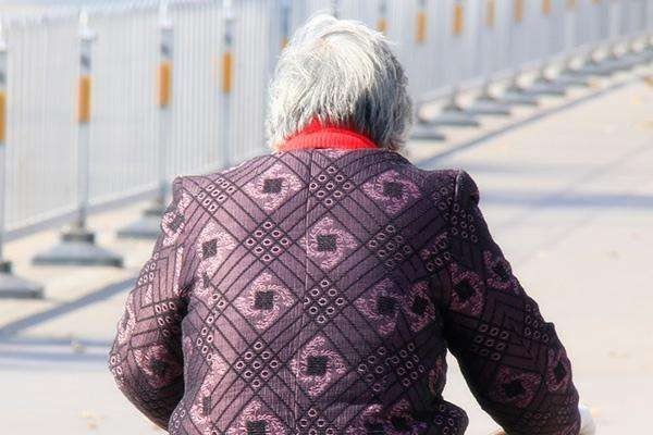 83岁老太交往26岁小伙后身亡，这两人发生了什么故事？