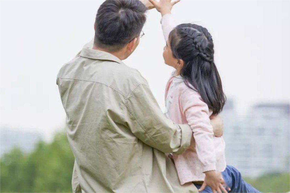 生活中你的父亲是怎样疼爱你的呢请写一写