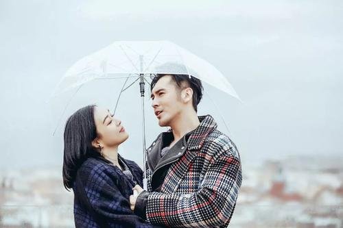 你认为张伦硕和钟丽缇在一起是真爱,还是为了她的钱?