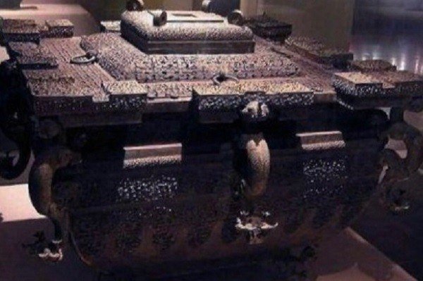 2100年前古墓发现像iphone的文物，还有哪些神奇的文物穿越事件？