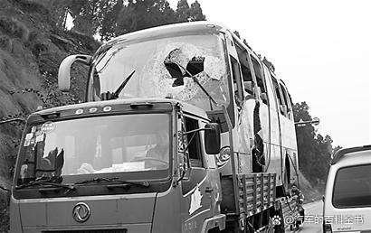 陕西一客车侧翻致8死21伤，客车侧翻的原因是什么？如何避免类似惨剧？