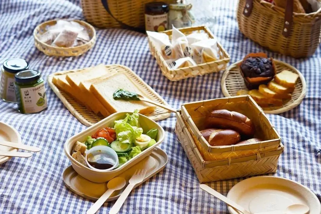 长沙男子花50元为女友准备阳台野餐，此男子是如何准备的？