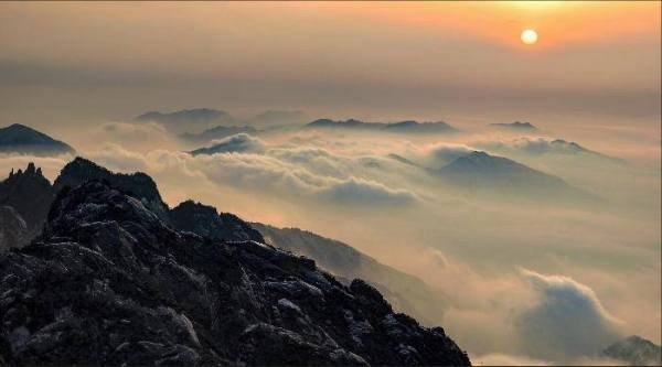 浮云蔽日的意思