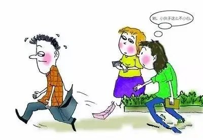 郑州女子坐公交丢包，物品价值百万，捡东西的行为如何定性？