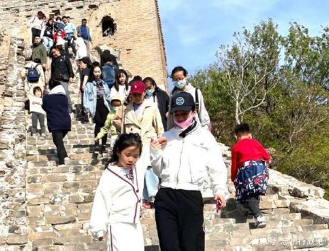 黄奕带女儿爬长城被偶遇，8岁女儿的长相为何遭到了吐槽？