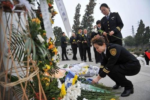 四川公安的无名祭令人动容，你最想对这些去世的公安说什么？