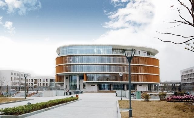 张家港市沙洲职业工学院是本科吗？