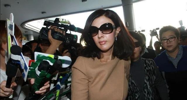 知名富豪为娶李嘉欣姐姐抛妻弃女,如今怎么样了?