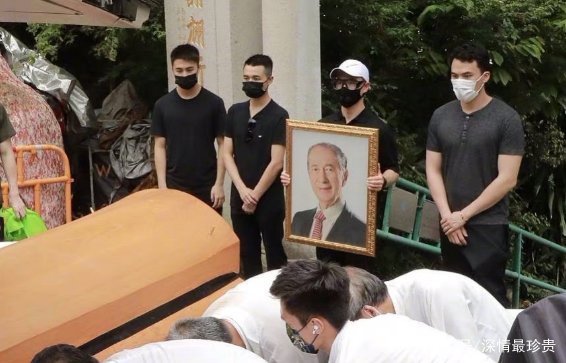 赌王去世一年才下葬，二太坐轮椅三太多人搀扶，黎婉华幼女最孤单，为什么？