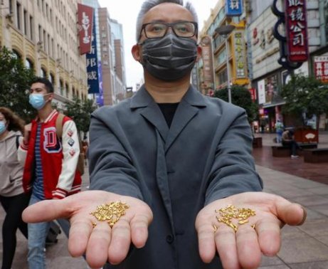 艺术家将千粒金米扔黄浦江引发争议，当事人对此事作何回应？