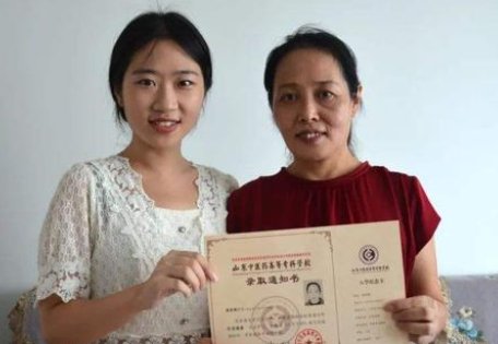 太励志！山东54岁妈妈考入女儿母校，这对母女为何都投身于于中医药？