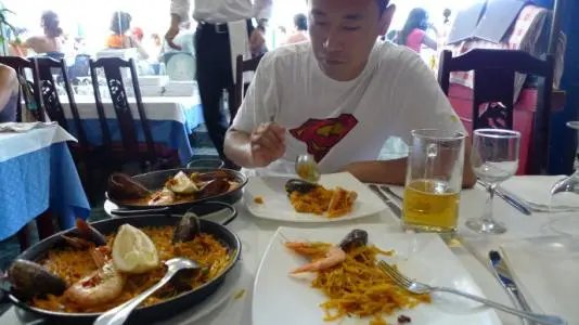 江苏一顾客吃饭吃出蟑螂，饭店老板一把抢走，你如何看待饭店老板的做法？