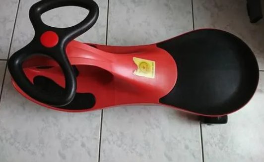 广西一女子骨折开儿童扭扭车上班,是如何做到操作如此顺畅的?