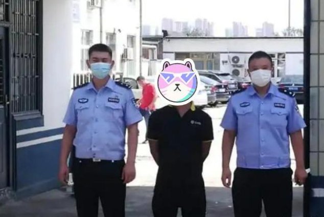 见义勇为！保安被男子锁喉，3名路人上前制止，袭击者到底有何目的？