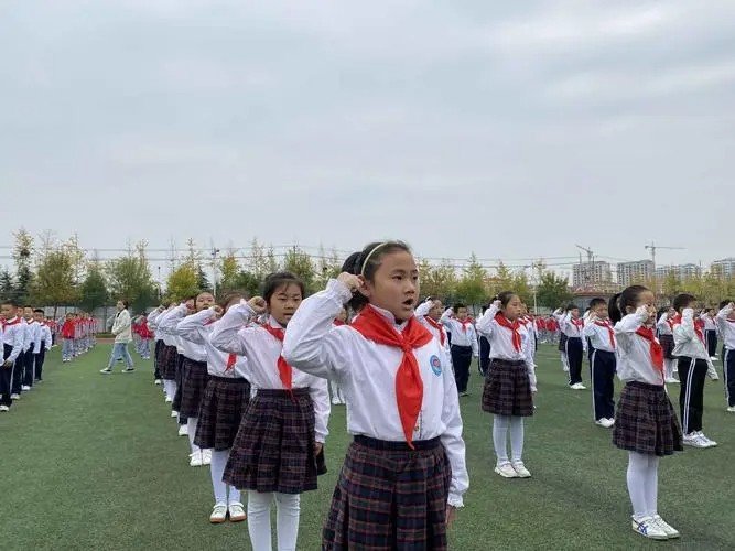 少先队员队礼的正确姿势