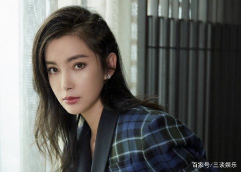 李冰冰发文怒怼成龙，想念范冰冰就去见她，他们俩发生什么了？