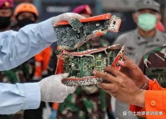 东航坠机乘客未婚夫首次面对镜头，他都说了什么？哪些信息值得关注？