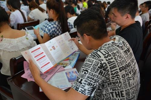 建议对大学生开展金融知识普及教育，这么做的理由是什么？