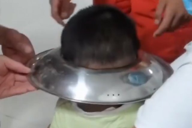 江苏男孩头卡进了锅盖，哭得嗷嗷叫，怎么回事？