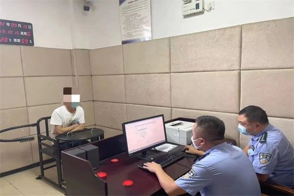 警方通报：四川一水果店的老板在静默期营业，此举可能会导致哪些风险呢？