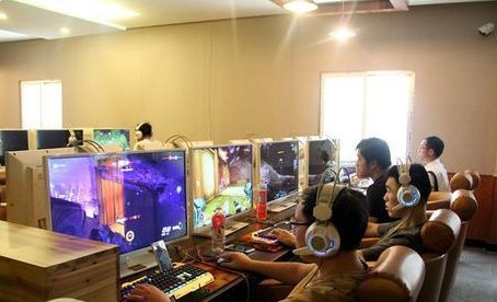 整天泡网吧打游戏的人，他们的经济来源是什么？