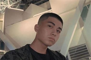 外卖有头发，老板带员工剪寸头，该不该因为顾客牺牲员工？