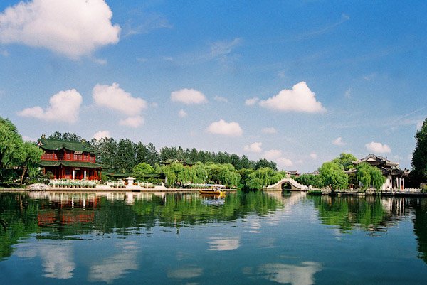 唐诗“二十四桥明月夜，玉人何处教吹箫？”描写的是什么场景？