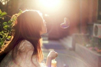 在一段爱情里卑微到尘土里，是不是应该考虑放弃？