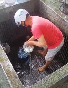 湖南一男子跳下古井中赤脚取水，古井水变“洗脚水”给当地造成了哪些损失？