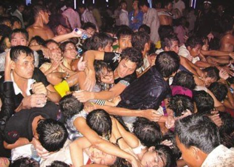 中国留学生称昨晚曾在梨泰院收到陌生人糖果，此次踩踏事件是否与此有关？