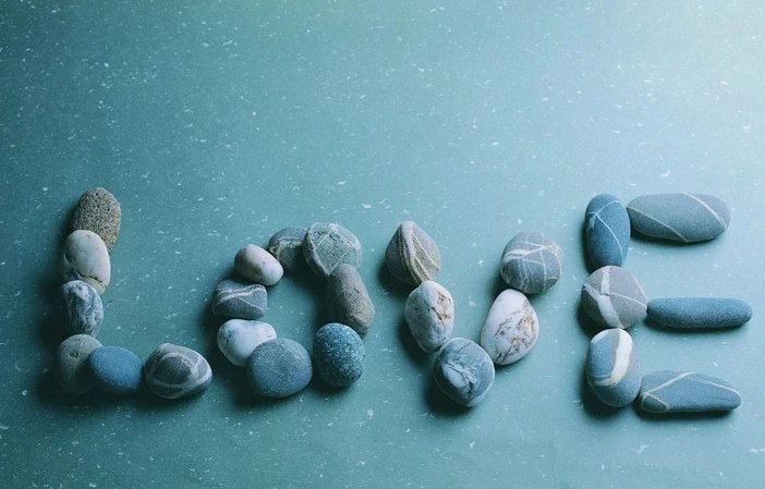 in love和in relationship什么意思？