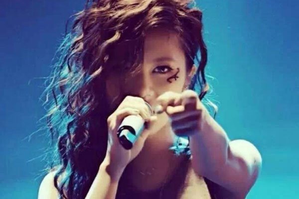 邓紫棋大尺度照事件 换男友的速度是非常快