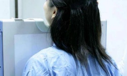 常州一医生要求女患者脱光称不脱看不清楚，拍X光片需要脱衣吗？