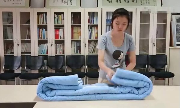 谁知道部队里被子背在身上叫什么 怎么把它用绳子绑起来