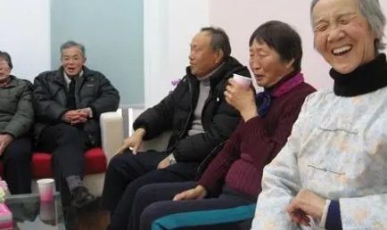 全国首个抱团养老实验暂停2年，“抱团养老”能取代传统的养老方式吗？
