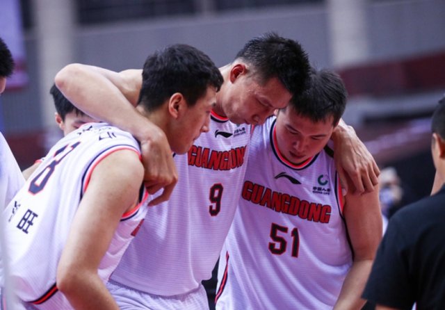 杜兰特跟腱断裂获赔1400万，那易建联能得到多少？