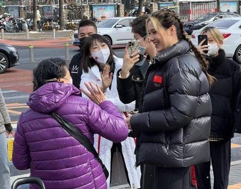 谷爱凌麻花辫现身三里屯，你如何评价她的这个造型？